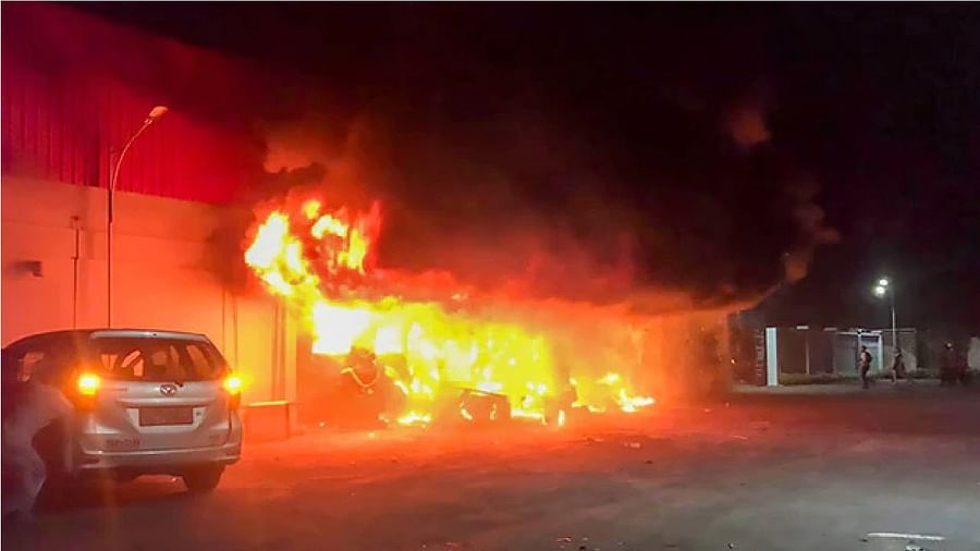 भयावह अग्निकांड : दो मंजिल इमारत में लगी आग, 7 लोग जिंदा जले, मौत »  Chhattisgarh Watch