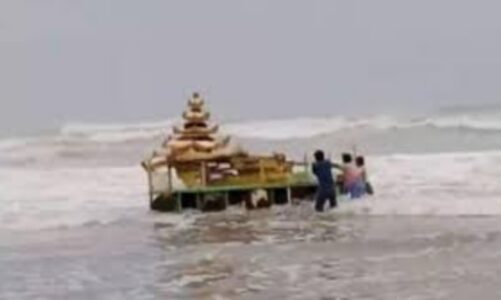 समुद्र में तैरता हुआ आया ‘सोने का रथ’, हैरान लोगों ने निकाला,पहुंची इंटेलीजेंस की टीम… देखें वीडियो