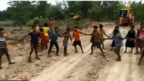 VIDEO : गाँव में नई सड़क बनने की शुरुआत, उत्सव के माहौल में बच्चे झूम उठे – CM भूपेश