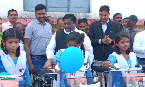 विधायक वृहस्पत सिंह ने जमुवाटांड़ हाई स्कूल प्रांगण में स्कूली छात्राओं को किया साइकल वितरण