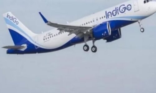 माना एयरपोर्ट में यात्रियों का हंगामा, इंडिगो की तीन फ्लाइट कैंसल होने से भड़का आक्रोश