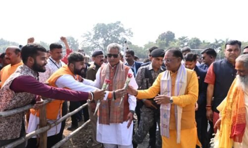 मुख्यमंत्री विष्णु देव साय शिवरीनारायण हेलीपेड पहुंचे, स्थानीय नागरिकों और अधिकारियों ने किया आत्मीय स्वागत