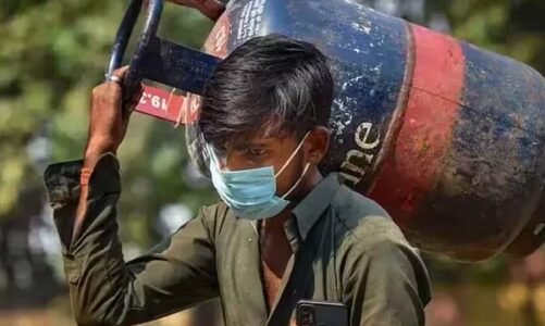 10 दिन में दूसरी बार कम हुए गैस सिलेंडर के दाम…जानिए कितना हुआ सस्ता