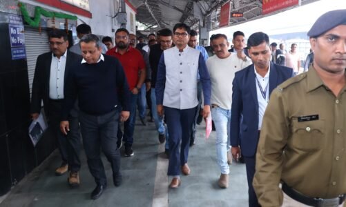 वित्त मंत्री ओ.पी.चौधरी ने रेल मंडल बिलासपुर और जिला प्रशासन के वरिष्ठ अधिकारियों के साथ रायगढ़ स्टेशन का किया निरीक्षण