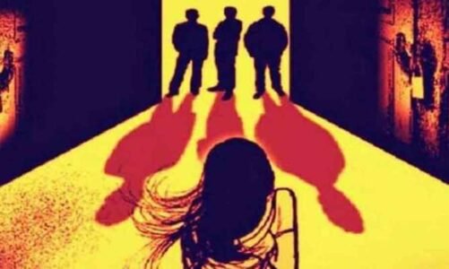 फैंसी स्टोर से काम कर घर लौट रही युवती से गैंगरेप, नशे में धुत तीन दरिंदों ने खेत में लेजाकर बारी – बारी दिया घटना को अंजाम