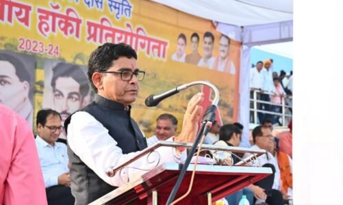 खेलकूद एवं युवा कल्याण मंत्री टंकराम वर्मा अखिल भारतीय हॉकी प्रतियोगिता के अवसर पर युवा खिलाड़ियों से भेंट कर उनका उत्साहवर्धन किया