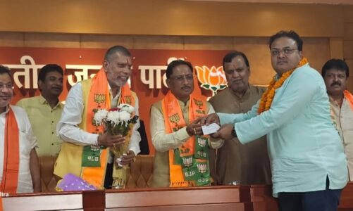 BREAKING : लोकसभा चुनाव से पहले कांग्रेस को बड़ा झटका, पूर्व विधायकों सहित सैकड़ों कार्यकर्ता बीजेपी में हुए शामिल