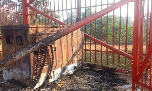 Breaking : नक्सलियों की कायराना करतूत…मोबाइल टॉवर को किया आग के हवाले, कंट्रोल पैनल जलकर खाक