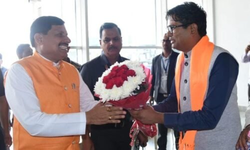 रायपुर पहुंचे CM मोहन यादव, वित्तमंत्री ओपी चौधरी ने किया स्वागत