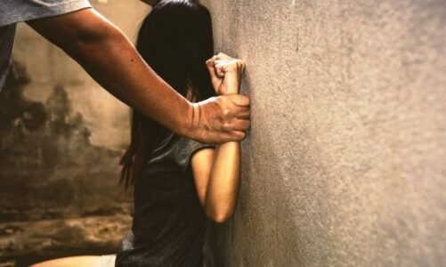 CG ब्रेकिंग : मोबाइल पर जबरन छात्राओं को अश्लील वीडियो दिखाकर गंदी हरकत करता था शिक्षक…ऐसे हुआ खुलासा