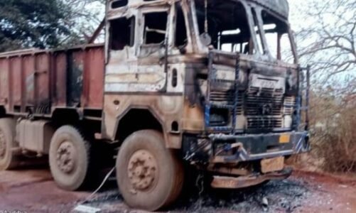 CG ब्रेकिंग : नक्सलियों ने चार ट्रक वाहनों में लगाई आग…थाने से महज 500 मीटर दूर देर रात मचाया उत्पात
