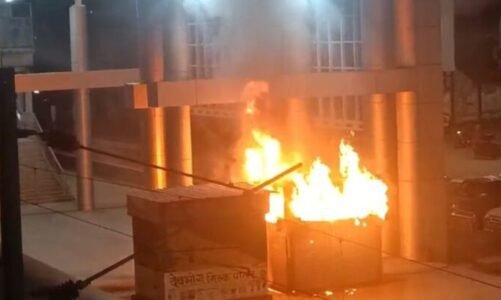 Breaking: रेलवे स्टेशन में लगी आग, दो दुकान जल कर राख…