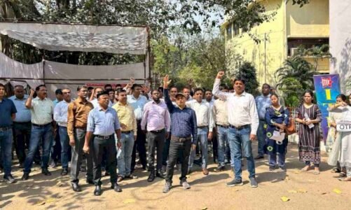 सड़क पर उतरे छत्तीसगढ़ आयकर विभाग के कर्मचारी…नियमितीकरण सहित इन मांगों को लेकर किया प्रदर्शन