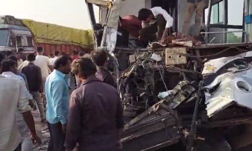तेज रफ्तार बस और ट्रक में जोरदार भिड़ंत, 20 यात्री घायल, तीन की हालत गंभीर