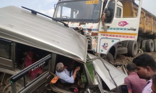 तेज रफ्तार ट्रेलर की ठोकर से बोलेरों के उड़े परखच्चे, एक ही परिवार की 5 महिला सहित 9 घायल