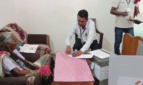 राजनांदगांव लोकसभा क्षेत्र में होम वोटिंग की प्रक्रिया हुई शुरू, बुजुर्गों, दिव्यांगों ने अपने घर से किया मतदान