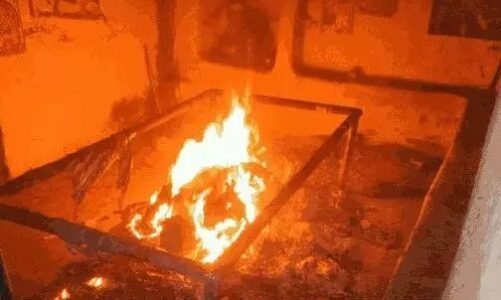 घर से उठ रहा था धुआं, लोगों की जमा थी भीड़, जब घर के अंदर घुसकर देखा तो पुलिस के उड़ गए होश….