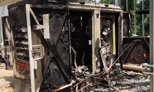 नक्सलियों ने मोबाइल टावर को किया आग के हवाले…भारी संख्या में फेंके पर्चे, ग्रामीण दहशत में…