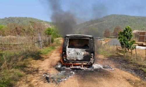 ब्रेकिंग : चुनावी उड़नदस्ते की गाड़ी हुई जलकर खाक, अज्ञात लोगों ने लगाई आग…अवैध शराब भंडारण की सूचना पर पहुंची थी टीम