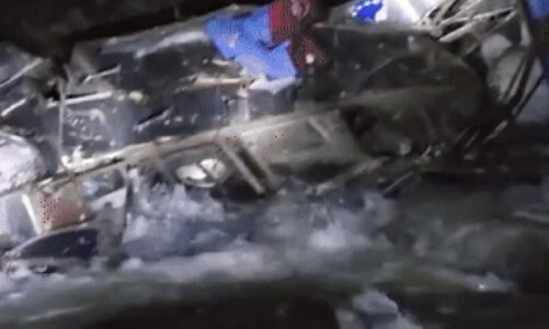 दर्दनाक हादसा : 200 मीटर गहरी खाई में गिरी बस,25 की मौत, कई यात्री नदी में बहे, तलाश जारी