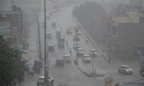 मौसम अपडेट : आसमान में चारों ओर घनघोर काली घटाएं, अगले दो दिनों के लिए बारिश और आंधी-तूफान का अलर्ट