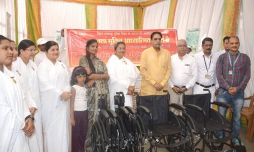 नशाखोरी रोकने के लिए ब्रह्माकुमारी बहनों का प्रयास सराहनीय : राजेश मूणतरायपुर (वीएनएस)। विश्व तम्बाकू निषेध दिवस पर प्रजापिता ब्रह्माकुमारी ईश्वरीय विश्व विद्यालय ने अन्तर्राज्यीय बस टर्मिनल भाठागांव और रेल्वे स्टेशन रायपुर के मुख्य प्रवेश द्वार क्रमांक-2 में एक दिन के लिए नशा मुक्ति आध्यात्मिक प्रदर्शनी का आयोजन किया।  रेल्वे स्टेशन में आयोजित प्रदर्शनी का शुभारम्भ विधायक राजेश मूणत, अपर कलेक्टर श्रीमती निधी साहू, मुख्य स्टेशन प्रबन्धक एन.के. साहू और रायपुर सेवा केन्द्र की संचालिका ब्रह्माकुमारी सविता दीदी ने किया। इसी तरह अन्तर्राज्यीय बस टर्मिनल भाठागांव में आयोजित नशा मुक्ति आध्यात्मिक प्रदर्शनी का उद्घाटन विधायक मोतीलाल साहू और ब्रह्माकुमारी सविता दीदी ने किया। साथ में ब्रह्माकुमारी रश्मि दीदी और ब्रह्माकुमारी नीलम दीदी भी उपस्थित थीं।    इस अवसर पर विधायक राजेश मूणत ने प्रदर्शनी की सराहना करते हुए कहा कि तम्बाकू और शराब आदि से होने वाले नुकसान के बारे में सचेत करके ही आने वाली पीढ़ी को इसके सेवन से बचाया जा सकता है। इस दिशा में ब्रह्माकुमारी आश्रम की बहनों ने नशामुक्ति आध्यात्मिक प्रदर्शनी का आयोजन कर लोगों में जागृति लाने का सराहनीय कार्य किया है। मैं उन्हें शुभकामनाएं देता हूँ।    अपर कलेक्टर श्रीमती निधि साहू ने कहा कि प्रदर्शनी में नशाखोरी का व्यक्ति और समाज पर पडऩे वाले दुष्प्रभाव तथा उसके निवारण के बारे में वैज्ञानिक ढंग से विश्लेषण किया गया है। यह जीवनमूल्यों की ओर लोगों का जुड़ाव हो इस दिशा में अच्छा प्रयास है। इससे लोगों को अपने जीवन में सुधार करने की प्रेरणा मिल सकेगी।    रेल्वे के मुख्य स्टेशन मैनेजर एन.के. साहू ने कहा कि नशा मानव जीवन का सबसे बड़ा शत्रु है। इसी को ध्यान में रखकर प्रदर्शनी में सुन्दर ढंग से नशे के दुष्प्रभाव के बारे में सचेत किया गया है। ब्रह्माकुमारी बहनों के ऐसे प्रयासों से ही नशामुक्त और स्वस्थ समाज बनाने में मदद मिलेगी।    डिवीजनल कामर्शियल मैनेजर राकेश सिंह ने कहा कि तम्बाकू और उसके उत्पाद का शरीर और मन पर गहरा दुष्प्रभाव पड़ता है। जन जागरूकता के लिए यह सराहनीय प्रयास है। समाज को जागरूक करने का पवित्र कार्य ब्रह्माकुमारी बहनें कर रही हैं।  अन्तर्राज्यीय बस टर्मिनल भाठागांव में विधायक मोतीलाल साहू ने कहा कि स्वस्थ समाज बनाने के लिए लोगों को नशा और दुव्र्यसनों से मुक्ति दिलाना जरूरी है। इस प्रदर्शनी के माध्यम से ब्रह्माकुमारी बहनें लोगों को अच्छे समाज के निर्माण के लिए प्रेरित कर रही हैं। इस उल्लेखनीय कार्य के लिए उन्होंने ब्रह्माकुमारी संस्थान की बहनों को बधाई दी।    ब्रह्माकुमारी संस्थान की रायपुर संचालिका ब्रह्माकुमारी सविता दीदी ने कहा कि हमारा शरीर भी एक मन्दिर के समान पवित्र और स्वच्छ है जिसमें चैतन्य आत्मा विराजमान है। इसे दुव्र्यसनों आदि का सेवन कर अपवित्र नही करना चाहिए। उन्होने अभिभावकों को सुझाव देते हुए कहा कि घर में नशे की कोई भी सामग्री नही रखें और स्वयं व्यसनों से मुक्त रहकर अपने बच्चों के आगे अच्छा उदाहरण प्रस्तुत करें।  इस अवसर पर महाचक्र इण्डस्ट्रीज के प्रबन्ध संचालक महेश डोडवानी द्वारा बुजुर्ग और अशक्त  लोगों के लिए रायपुर रेल्वे स्टेशन को चार नई व्हील चेयर दान स्वरूप भेंट की गई।