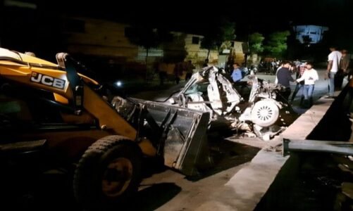 दर्दनाक हादसा : तेज रफ्तार कार डिवाइडर से जा टकराई…2 युवकों की मौत, दो गंभीर