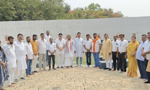 झीरम शहादत की 11वीं पुण्यतिथि पर कॉंग्रेसजनो ने कॉंग्रेस के शीर्ष नेताओं, कार्यकर्ताओं व सैनिकों को दी श्रदांजलि