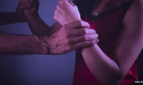 शादी के 25 दिन बाद हैवान बना पति…पत्नी के बाल काटकर साड़ी में लगाई आग…जानिए क्या वजह