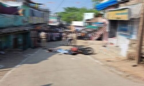 Crime : दिनदहाड़े तीन हत्याओं से दहला दमोह, पिता का काटा गला और दो बेटोें को पर चलाई गोली…