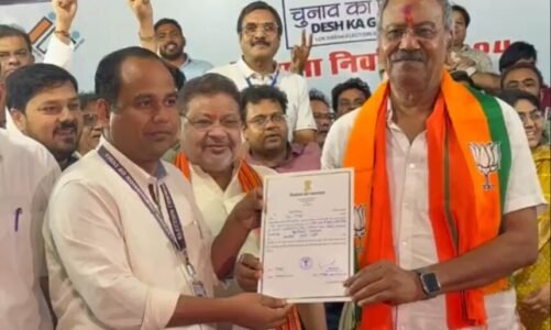 ऐतिहासिक जीत पर बृजमोहन अग्रवाल को जिला निर्वाचन अधिकारी गौरव सिंह ने सौंपा जीत का प्रमाण पत्र