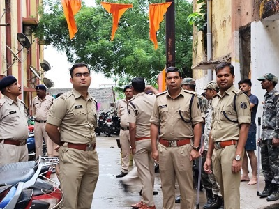 100 सदस्यीय पुलिस टीम अचानक पहुंची बीएसयूपी कॉलोनी, जानिए फिर क्या हुआ…पढ़िए खबर