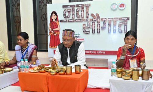 जब मितानिन दीदियों के साथ पंगत में बैठकर मुख्यमंत्री ने किया भोजन, लाल भाजी, जिमीकांदा, मुनगा की सब्जी, इडहर कड़ी का चखा स्वाद