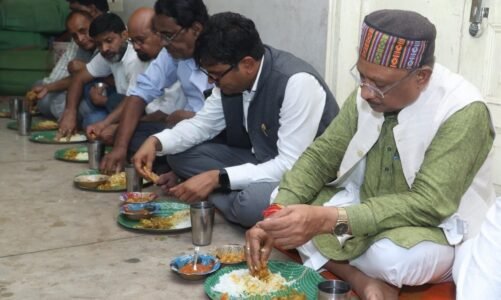 मुख्यमंत्री साय ने पंगत में बैठकर भंडारा प्रसाद ग्रहण किया