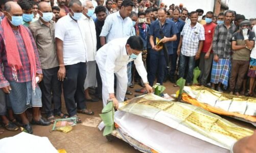 खाद्य मंत्री बघेल ने जहरीली गैस से मृत लोगों के परिजनों से मुलाकात की