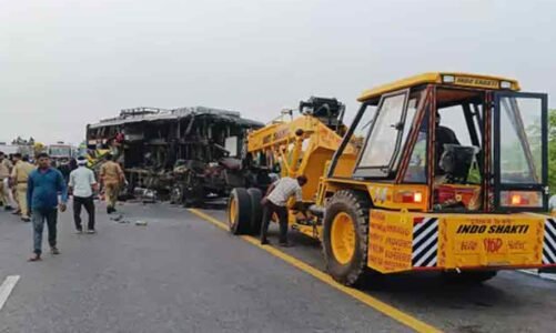 भीषण सड़क हादसा : यात्रियों से भरी डबल डेकर बस पलटी, 18 लोगों की मौत, कई घायल