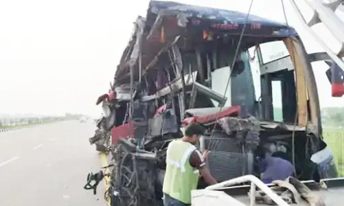 लखनऊ-आगरा एक्सप्रेस-वे पर बड़ा हादसा, दूध के कंटेनर से टकराई डबल डेकर बस, 18 लोगों की मौत
