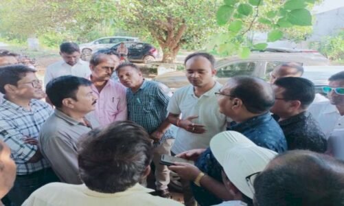 राजस्व कार्यालय बना जंग का मैदान : नायब तहसीलदार का कॉलर पकड़कर की गाली-गलौच, इस बात को लेकर हुआ विवाद, मामला दर्ज