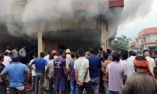 ऑटो पार्ट्स की दुकान में लगी भीषण आग, करोड़ों का सामान जलकर खाक, मौके पर पहुंची फायर ब्रिगेड की टीम, मचा हड़कंप