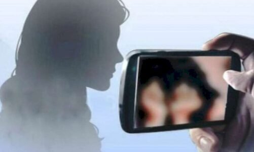 बंद कमरे में पति-पत्नी बना रहे थे शारीरिक संबंध,युवकों ने चुपके से बनाया VIDEO,फिर जो हुआ…