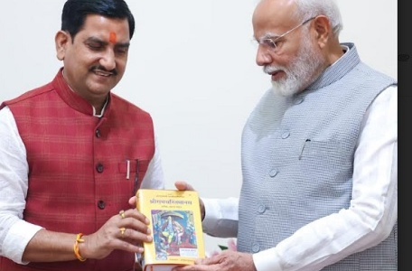 प्रधानमंत्री नरेंद्र मोदी से केंद्रीय आवासन एवं शहरी विकास राज्यमंत्री तोखन साहू ने की सौजन्य मुलाकात, छत्तीसगढ़ की ओर से रामचरित मानस ग्रंथ भेंट किए