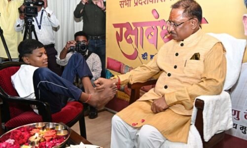 वर्षा ने सीएम साय को पैरों से बांधी राखी और खिलाई मिठाई, बोली – आज मैं बहुत खुश हूं