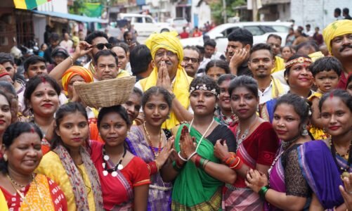 रायपुर सांसद बृजमोहन अग्रवाल रविवार को राजधानी के राजेंद्र नगर में विश्व आदिवासी दिवस पर आयोजित शोभा यात्रा में शामिल हुए