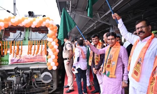 850 श्रद्धालुओं का जत्था अयोध्या धाम के लिए राजस्व मंत्री वर्मा ने विशेष ट्रेन को हरी झंडी दिखाकर रवाना किया