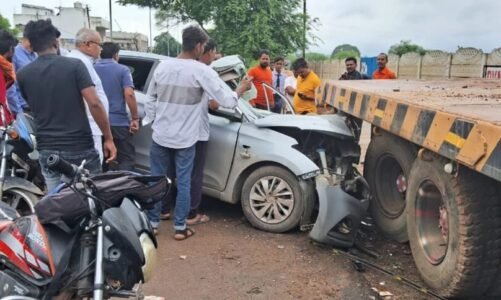 CG  : तेज रफ्तार कार खड़ी ट्रेलर से टकराई…मां बेटी सहित तीन लोगों की दर्दनाक मौत, दो गंभीर