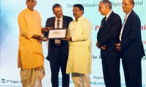 कुशाभाऊ ठाकरे पत्रकारिता विवि के कुलपति प्रो. बल्देव भाई शर्मा फ्रेंड्स ऑफ पब्लिशर्स आवर्ड से सम्मानित