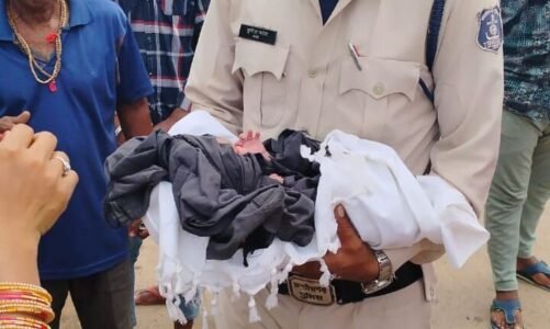 मानवता हुई शर्मसार : झाड़ियों से आ रही थी रोने की आवाज, पास पहुंचे लोग तो उड़ गए होश