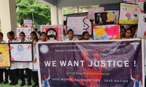 जिला अस्पताल में OPD बंद कर जूनियर डॉक्टर अस्पताल के बाहर बैठे हड़ताल पर