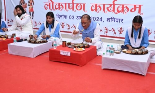 मुख्यमंत्री विष्णुदेव साय ने छात्राओं के साथ किया भोजन, छत्तीसगढ़ी व्यंजनों का चखा स्वाद