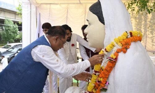 मुख्यमंत्री विष्णु देव साय ने ममतामयी मिनीमाता की पुण्यतिथि पर उनकी प्रतिमा पर माल्यार्पण कर श्रद्धांजलि अर्पित की